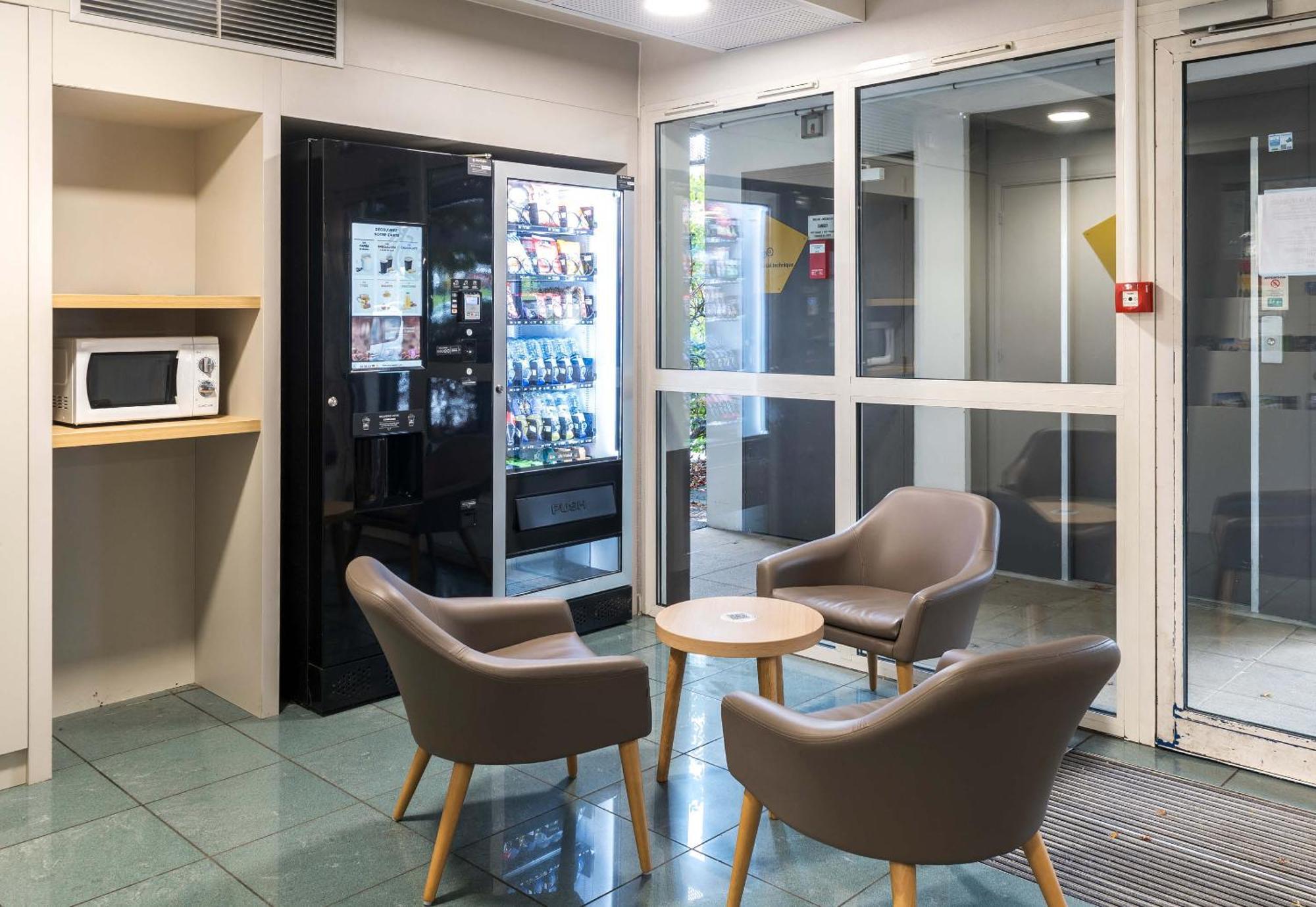 B&B Hotel Laval Change Bagian luar foto