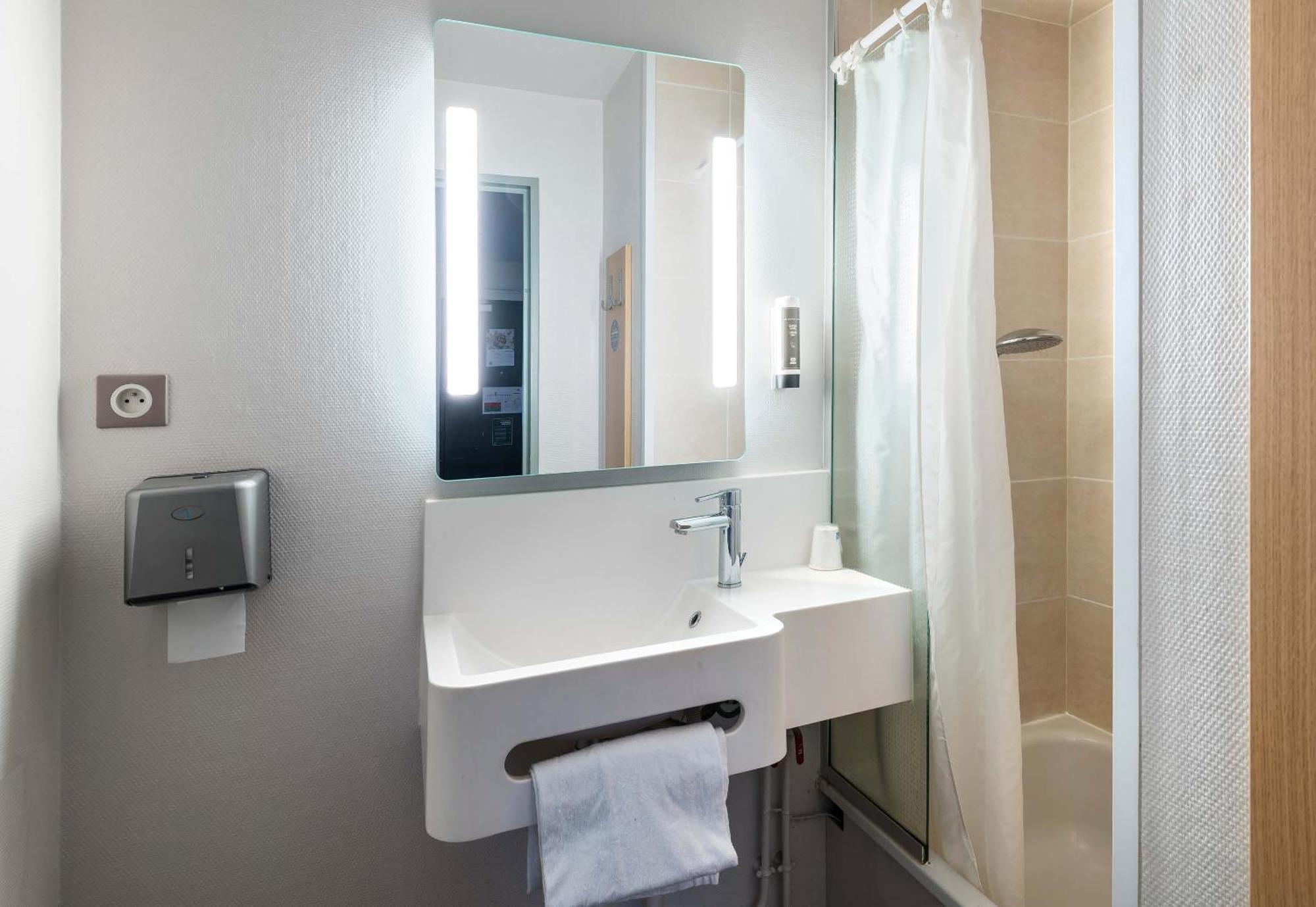 B&B Hotel Laval Change Bagian luar foto
